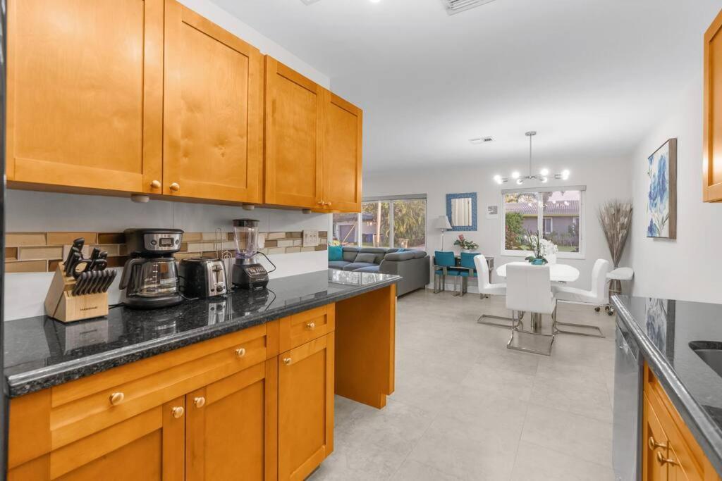 Renovated + 2Mi From Beach + Heated Pool +Grill Fort Lauderdale Exterior photo